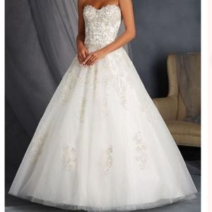 Brand New Alfred Angelo - size 6 white